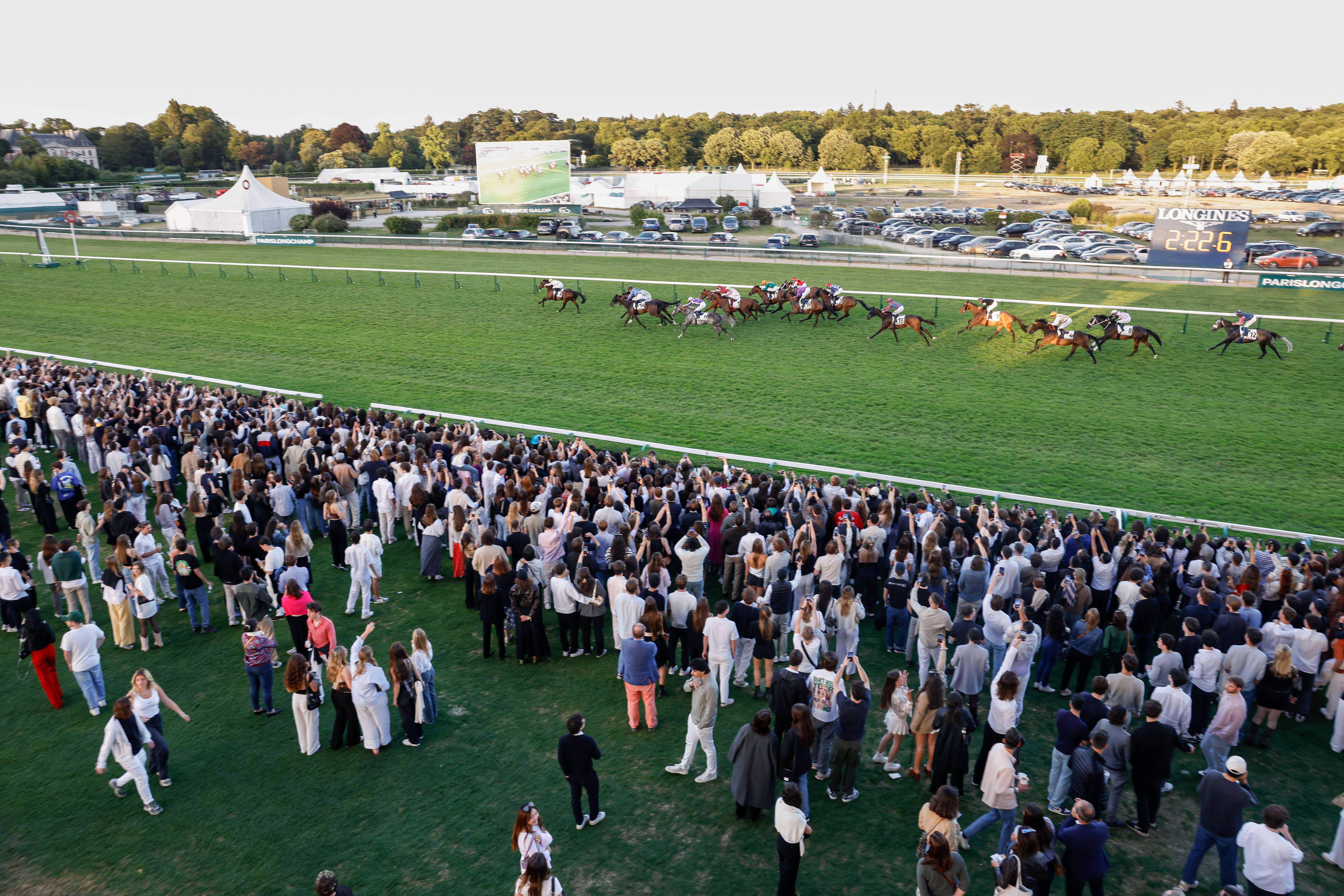 Courses hippiques, La Redoute, Samsung : les dynamiques économiques en coulisses