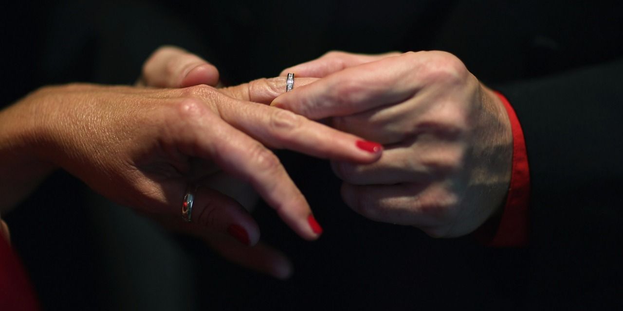 «Je refuse !» : après Robert Ménard, la maire de Bourg-lès-Valence refuse de célébrer un mariage