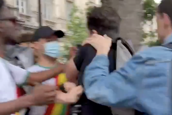 «Cassez-vous !» : des journalistes de Valeurs actuelles et des militantes de Némésis agressés à Paris