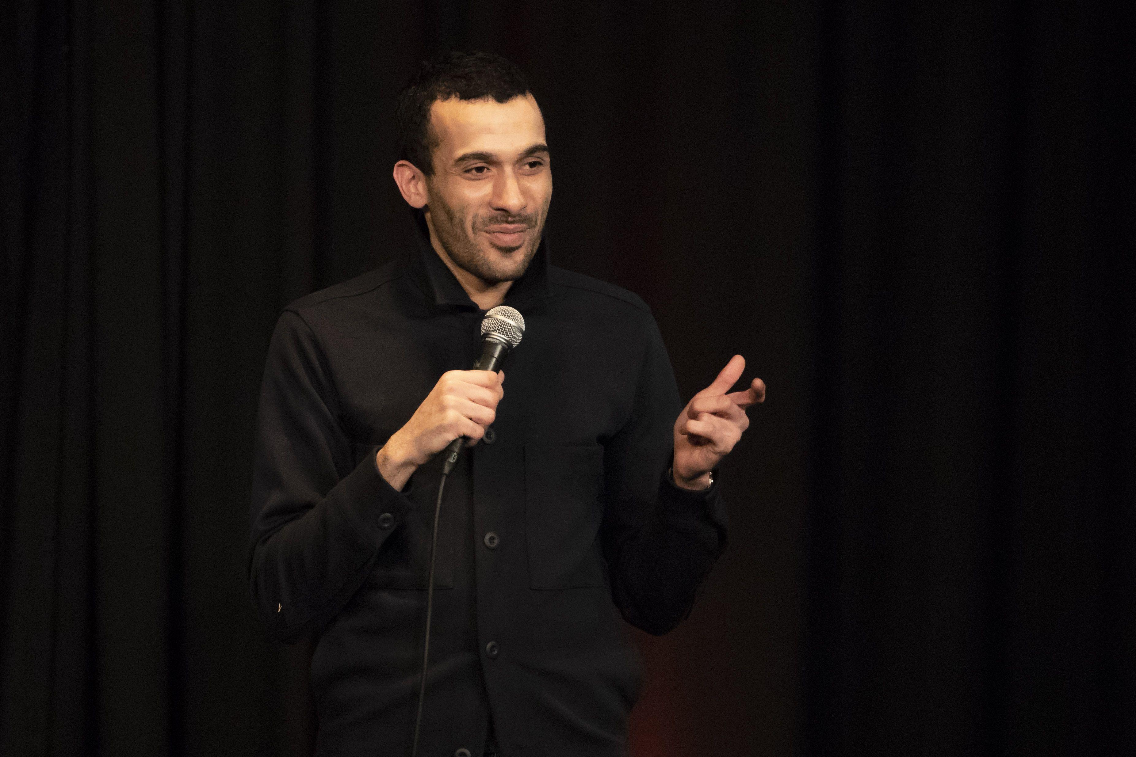 «Libérez du temps pour les gwers» : Mustapha El Atrassi invite les Marocains et les Algériens à insulter les Blancs