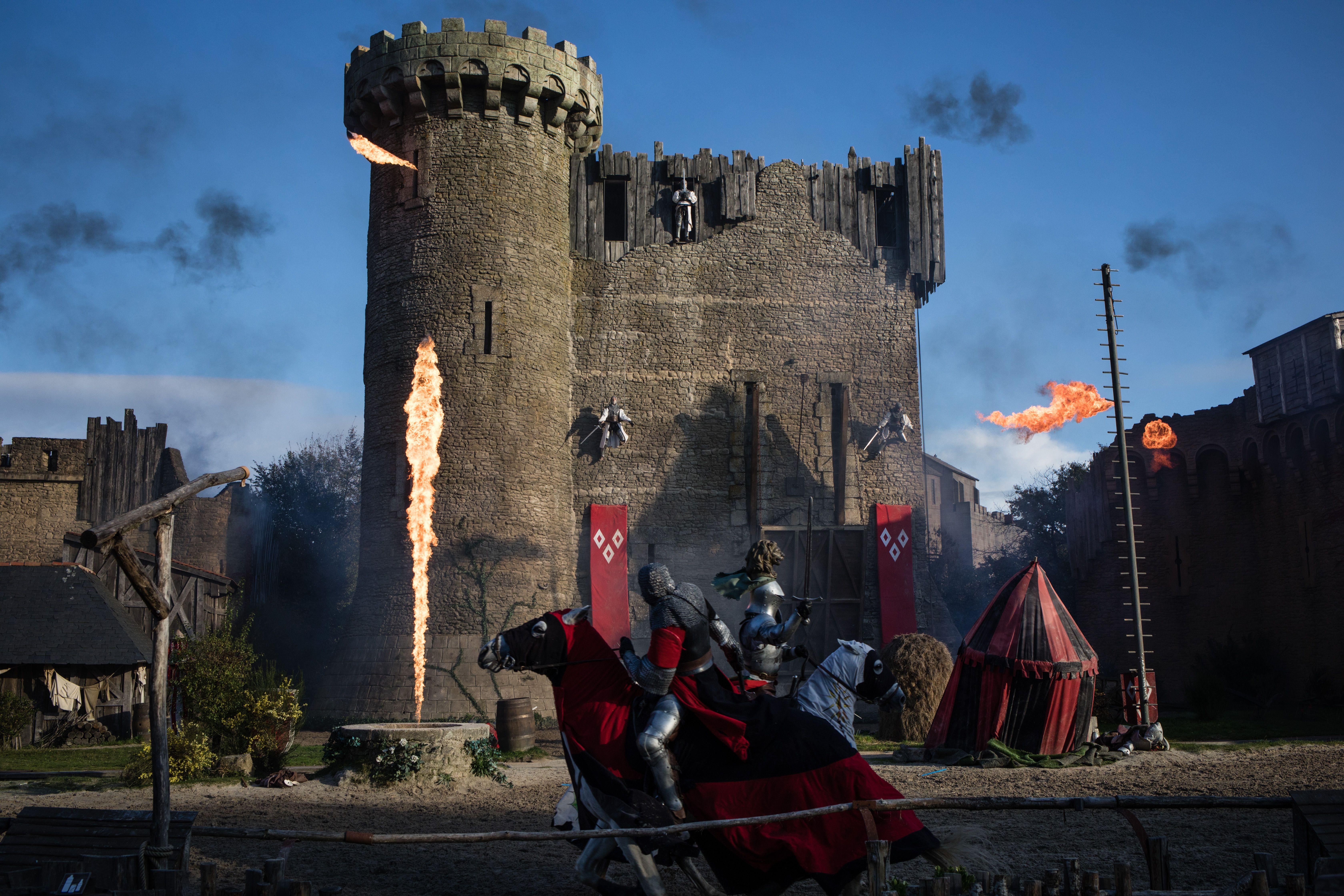 Le Puy du Fou, une «clownerie passéiste» ? Mélenchon invité à juger sur pièce après ses critiques virulentes