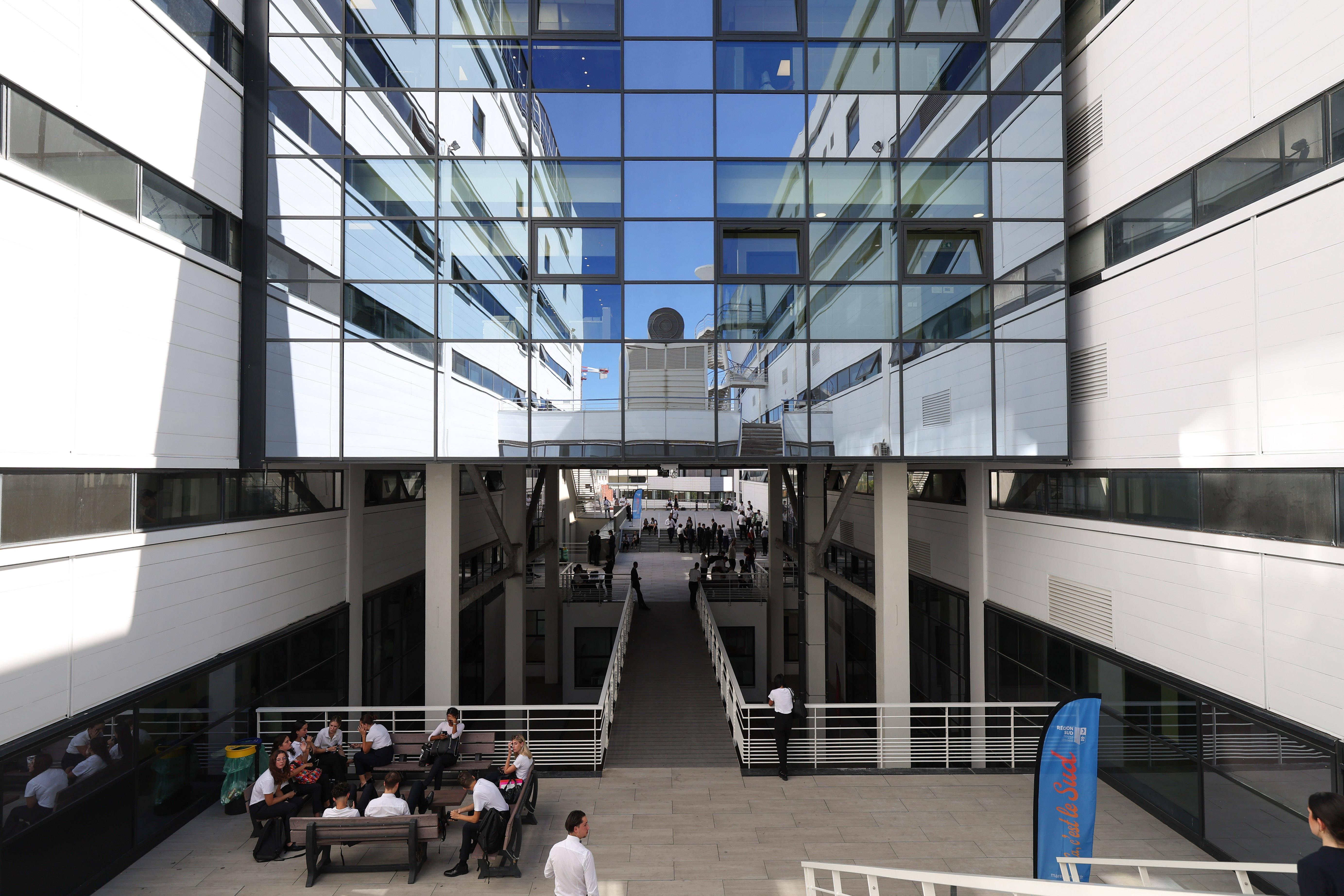 Étampes : une porte jetée du 4e étage d’un lycée blesse une enseignante, des élèves interpellés
