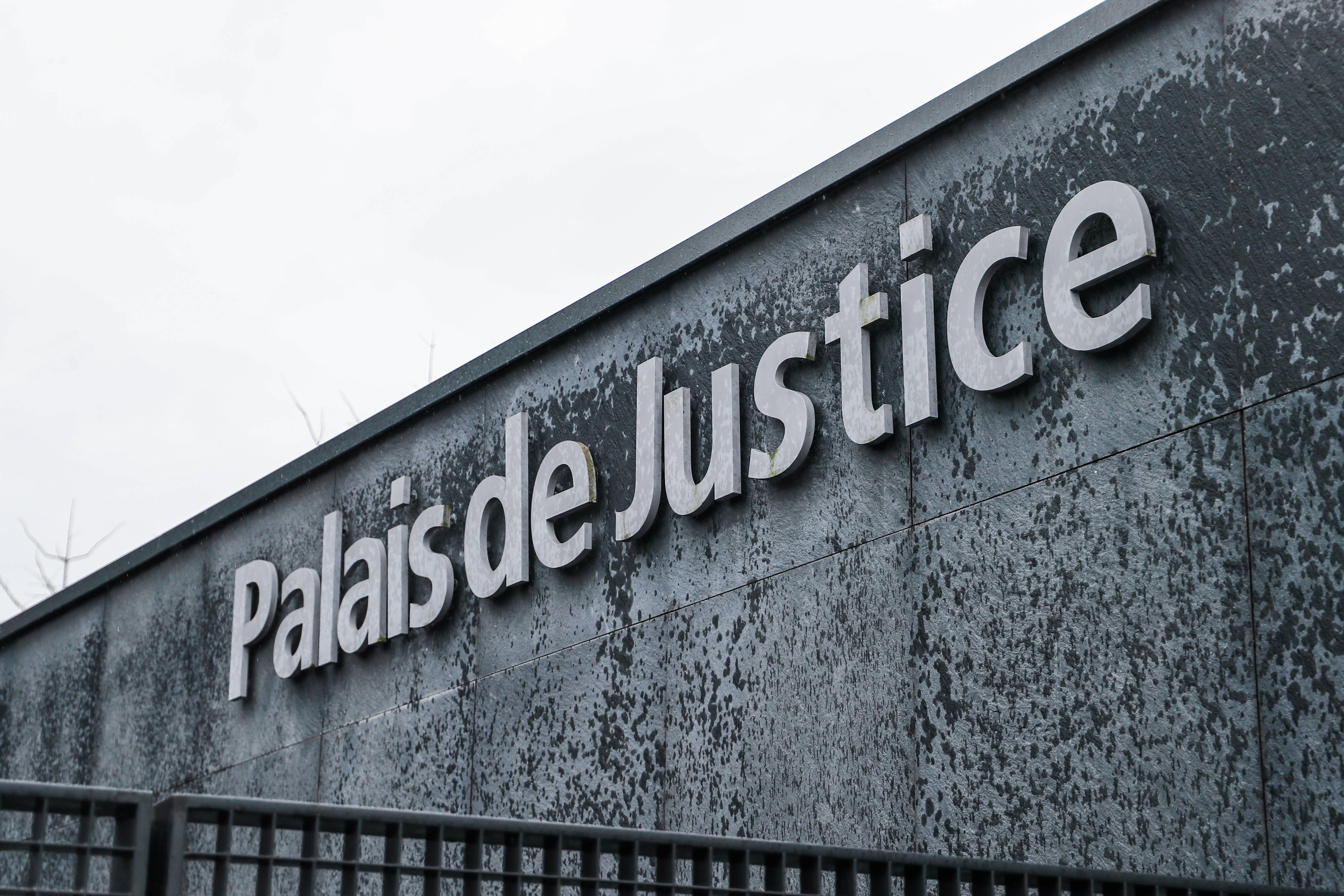 Périgord : jugé pour infraction au Code de la route, il grille un feu rouge en sortant du tribunal et insulte des policiers