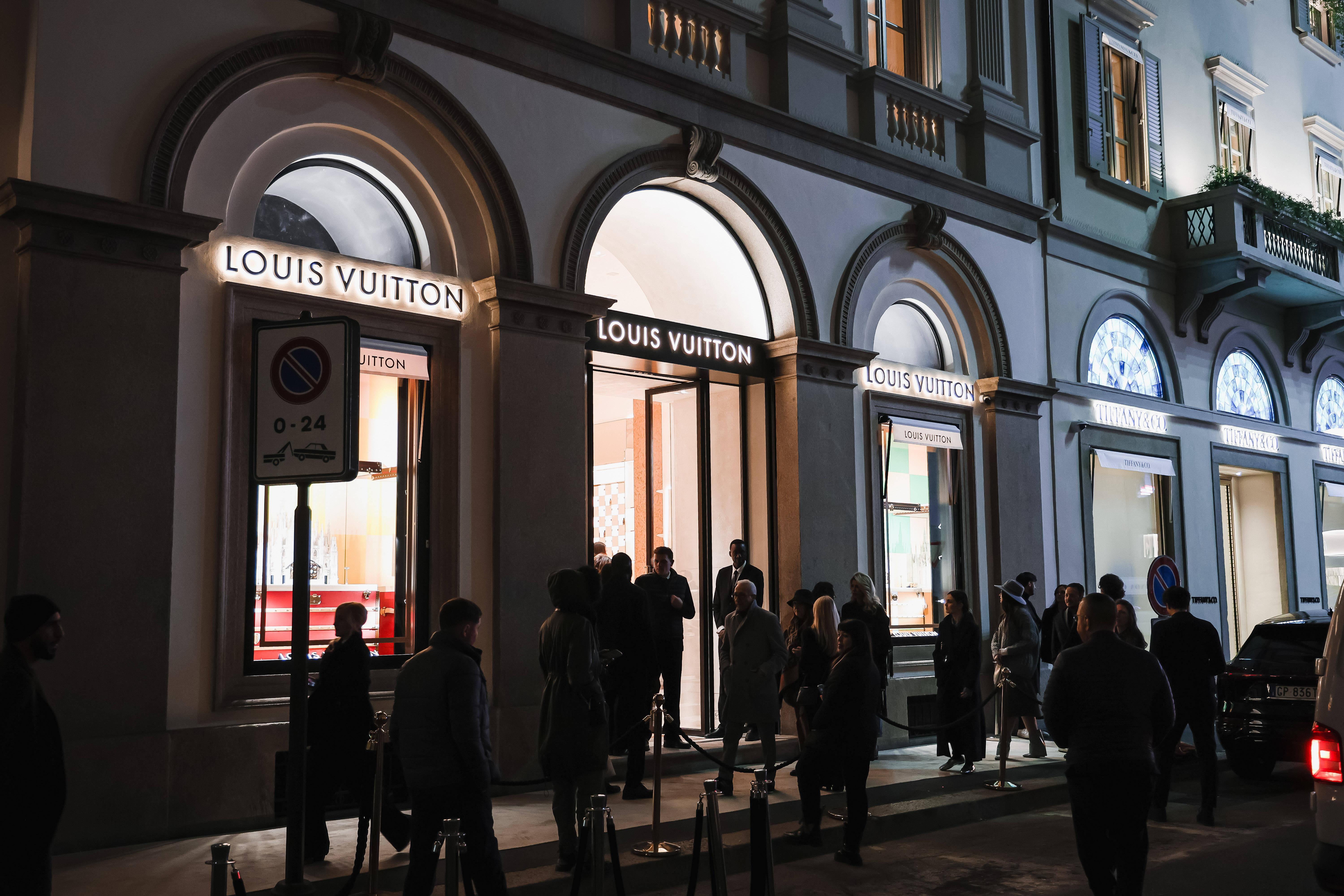 Paris : la boutique Louis Vuitton du boulevard Saint-Germain attaquée à la voiture-bélier pour la troisième fois