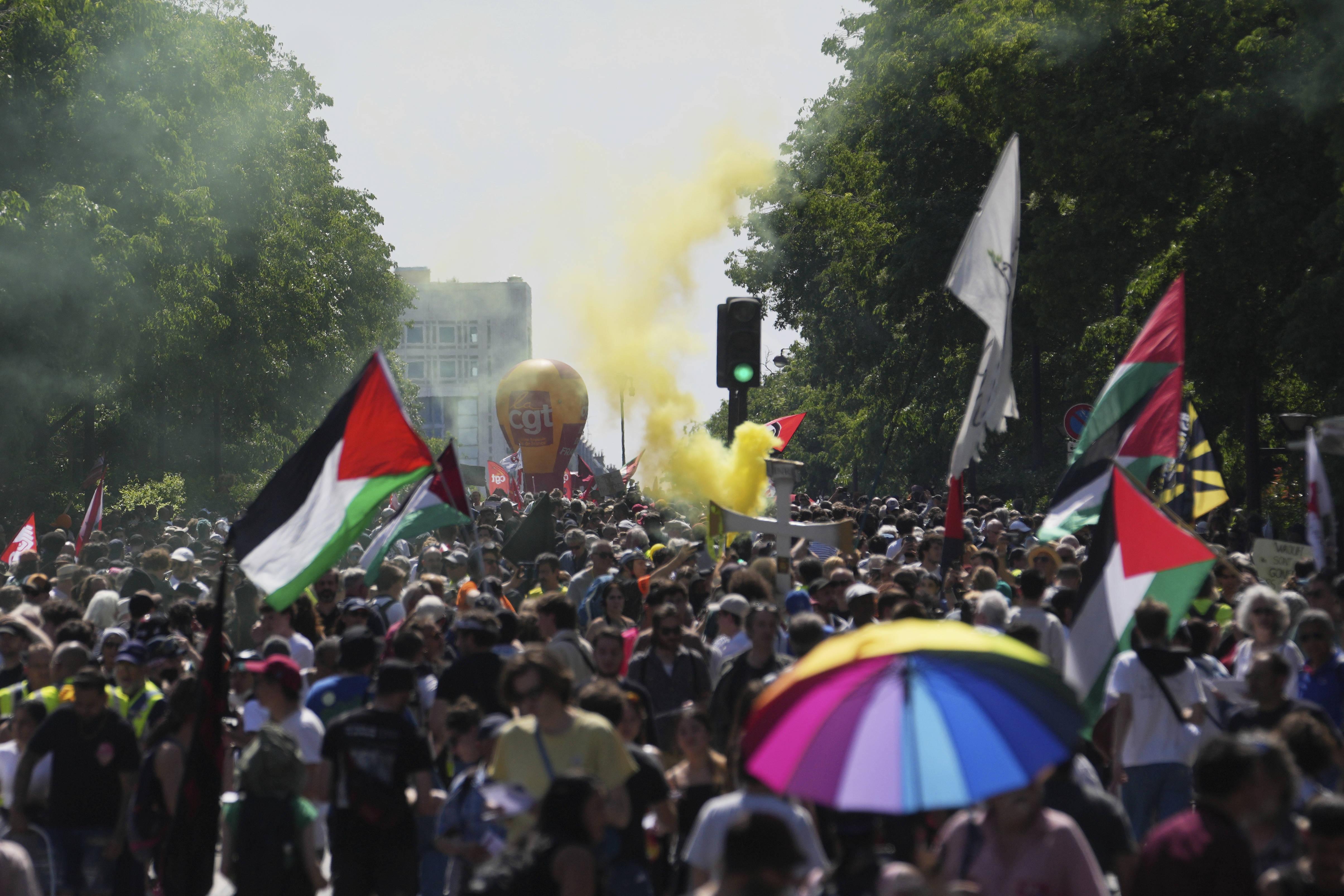 « Un camarade a été traîné et lynché au sol » : les socialistes attaqués par des antifas lors de la manifestation du 1er-Mai à Paris