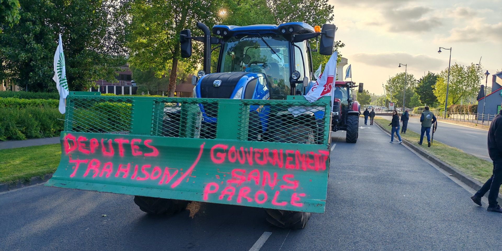«On veut du concret» : des dizaines d’agriculteurs se sont réunis dans le Nord contre la loi Duplomb