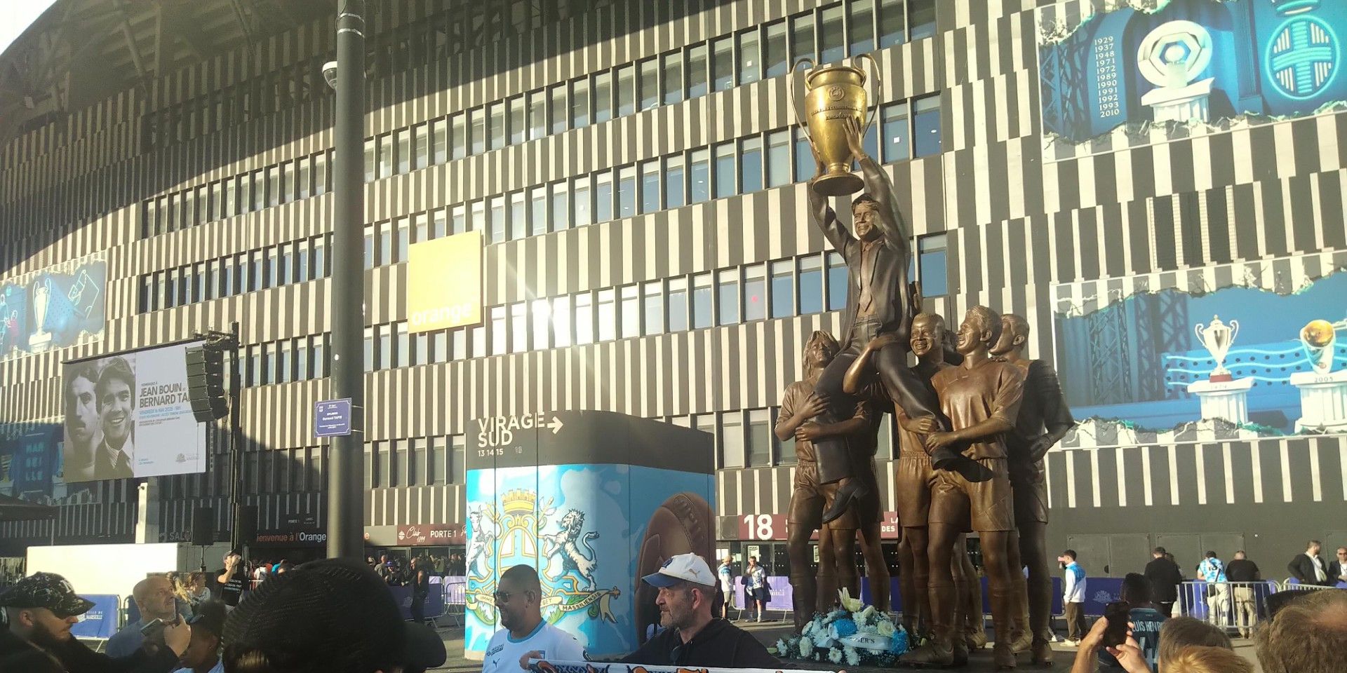 Olympique de Marseille : la statue de Bernard Tapie a été inaugurée ce vendredi devant le stade Vélodrome