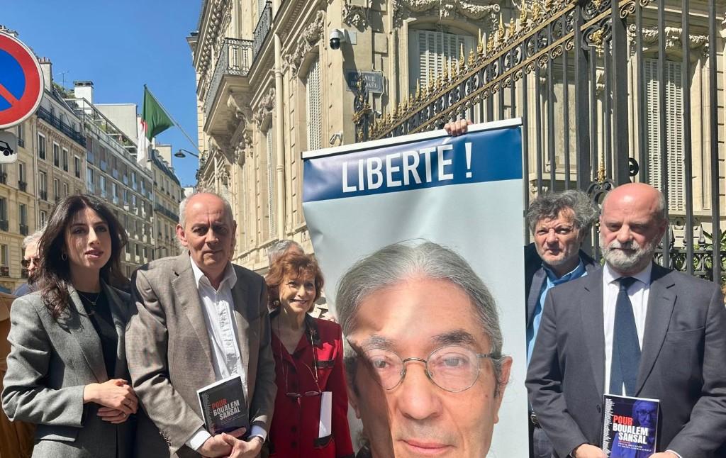 «Il est temps de dire stop» : les soutiens de Boualem Sansal sonnent l’alarme devant l’ambassade l’Algérie