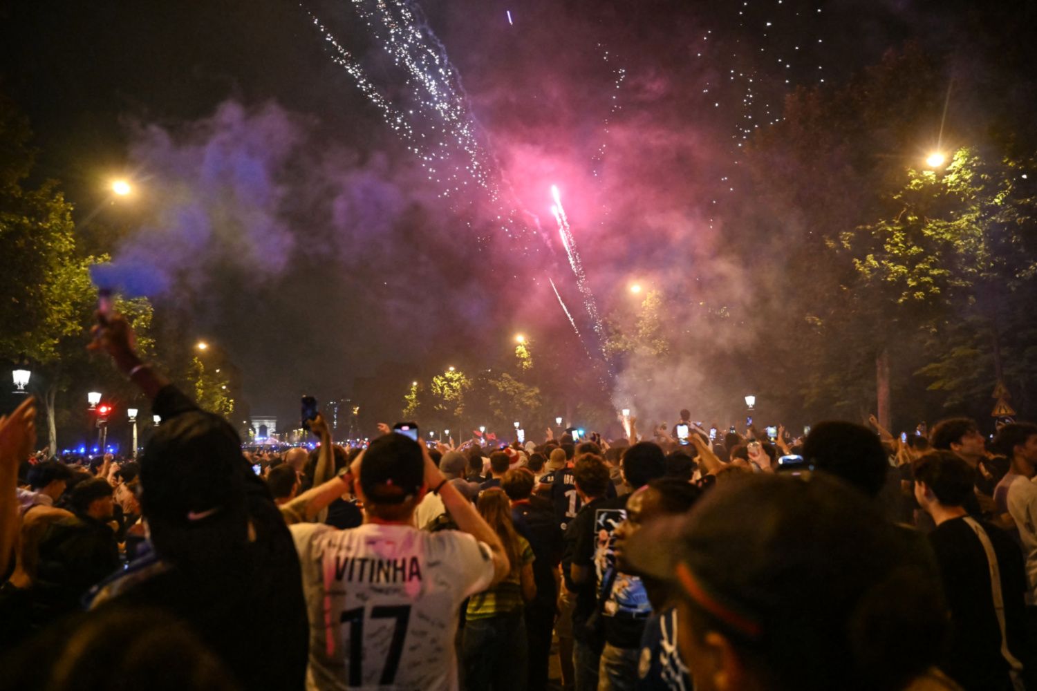 EN IMAGES – Le PSG champion d’Europe : scènes de liesse, débordements… Revivez la folle nuit parisienne