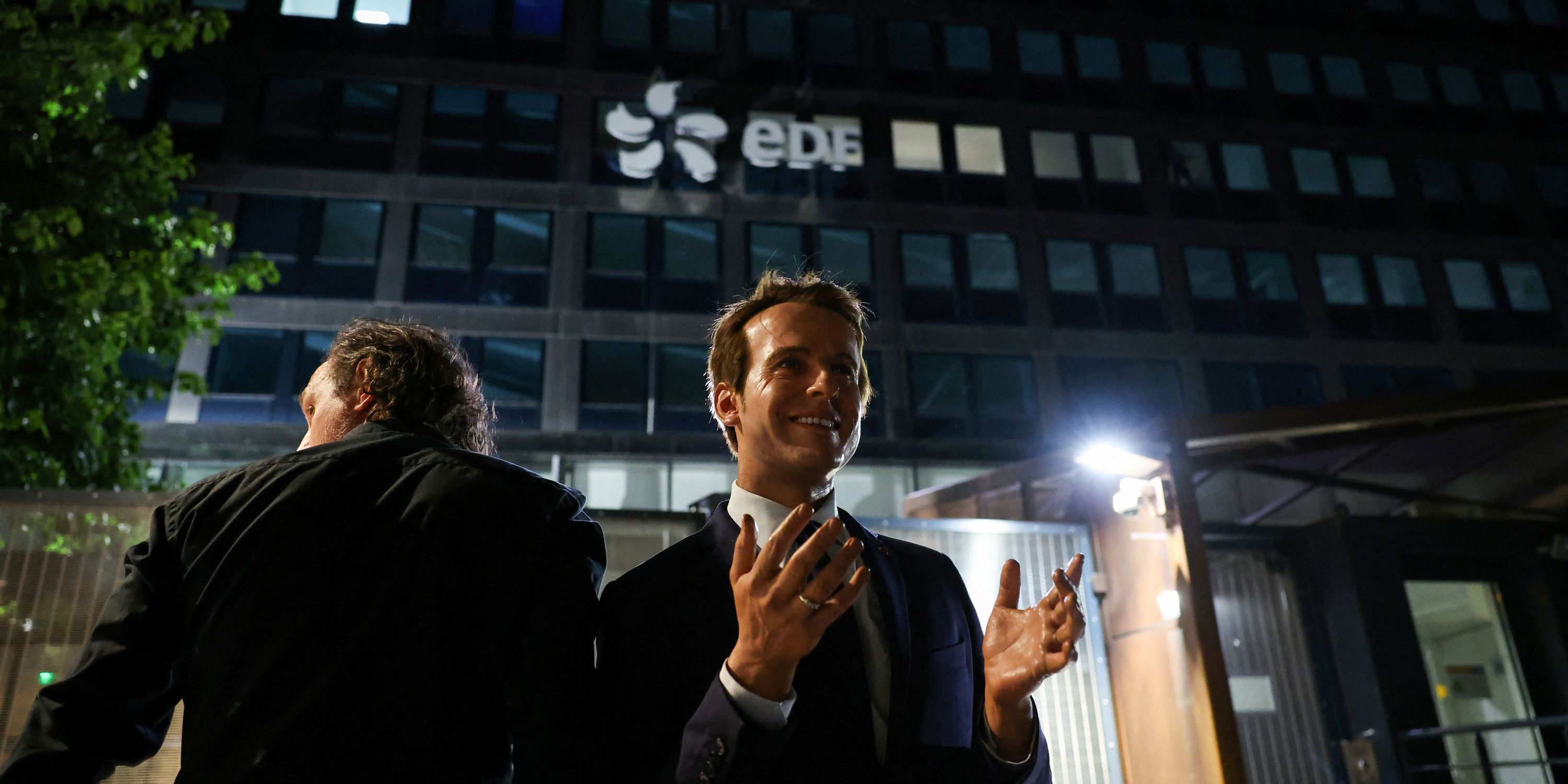 Greenpeace rend devant le siège d’EDF la statue de Macron, volée la veille