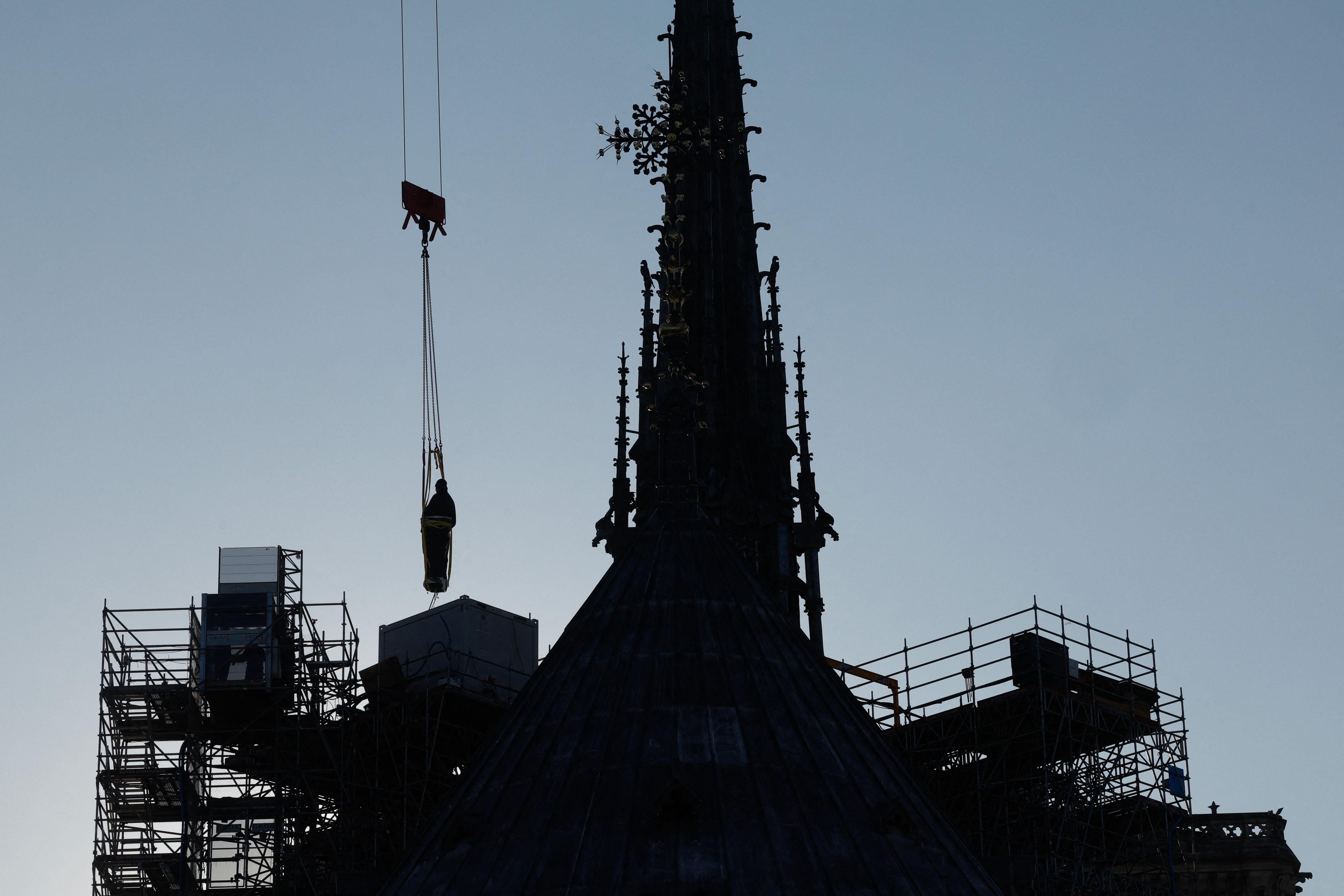 Notre-Dame de Paris : les apôtres de la flèche reprennent leur envol