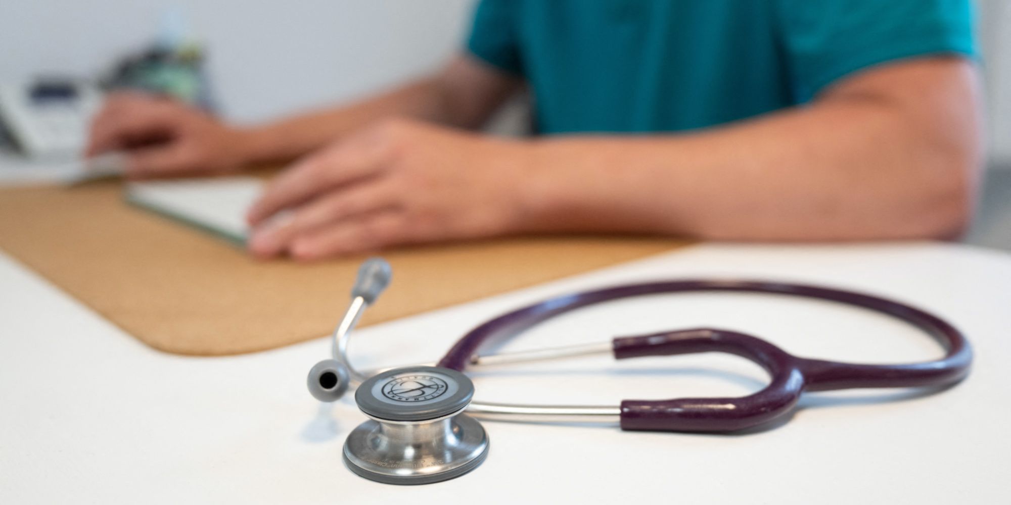 Arrêt maladie : pourquoi les jeunes et les managers sont les plus absents au travail ?