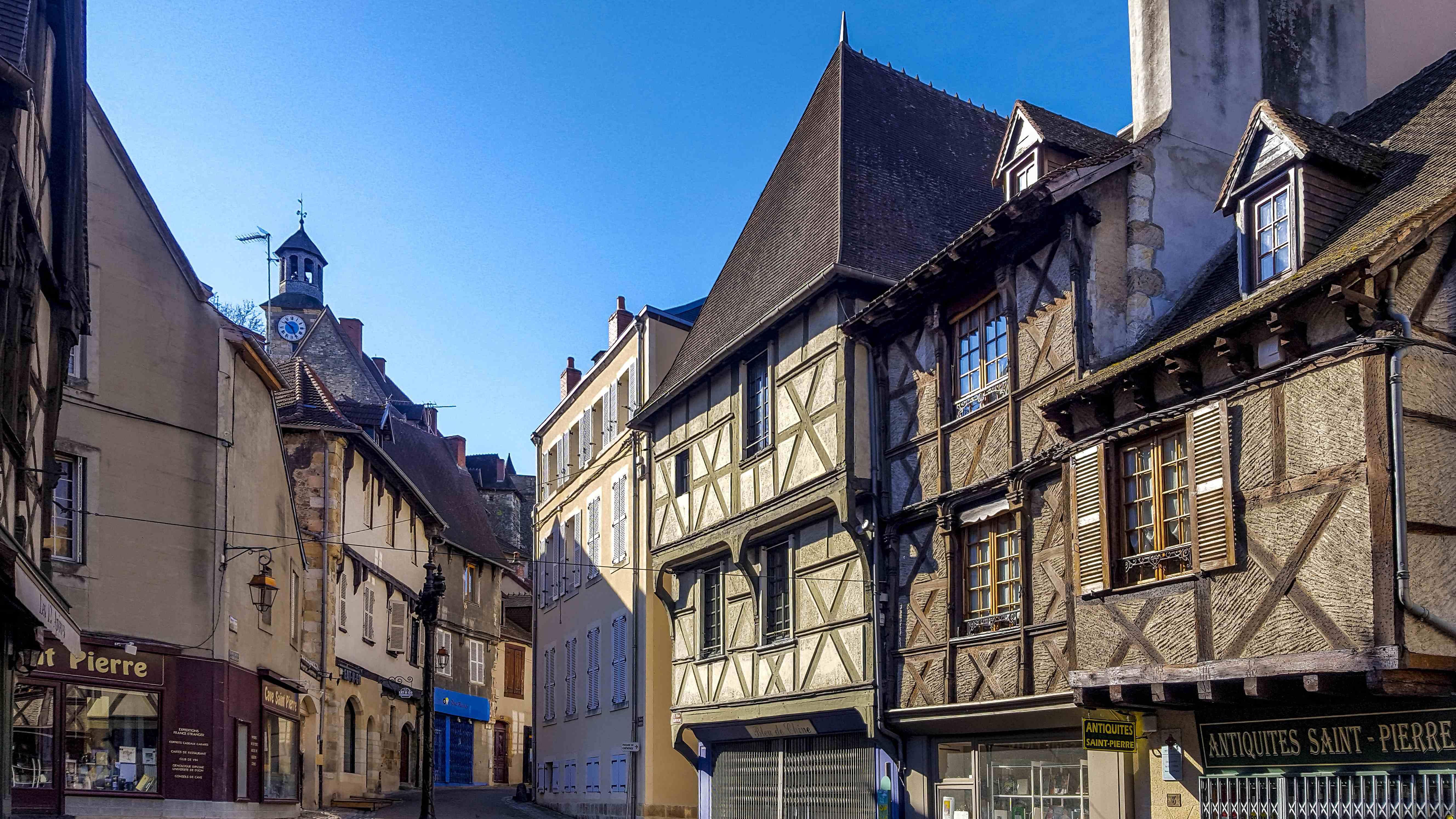 Montluçon : un homme de 52 ans entre la vie et la mort après avoir été torturé chez lui