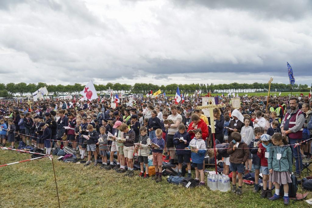 «Ici, on aime la police» : les forces de l’ordre acclamées par la foule au pèlerinage de Chartres