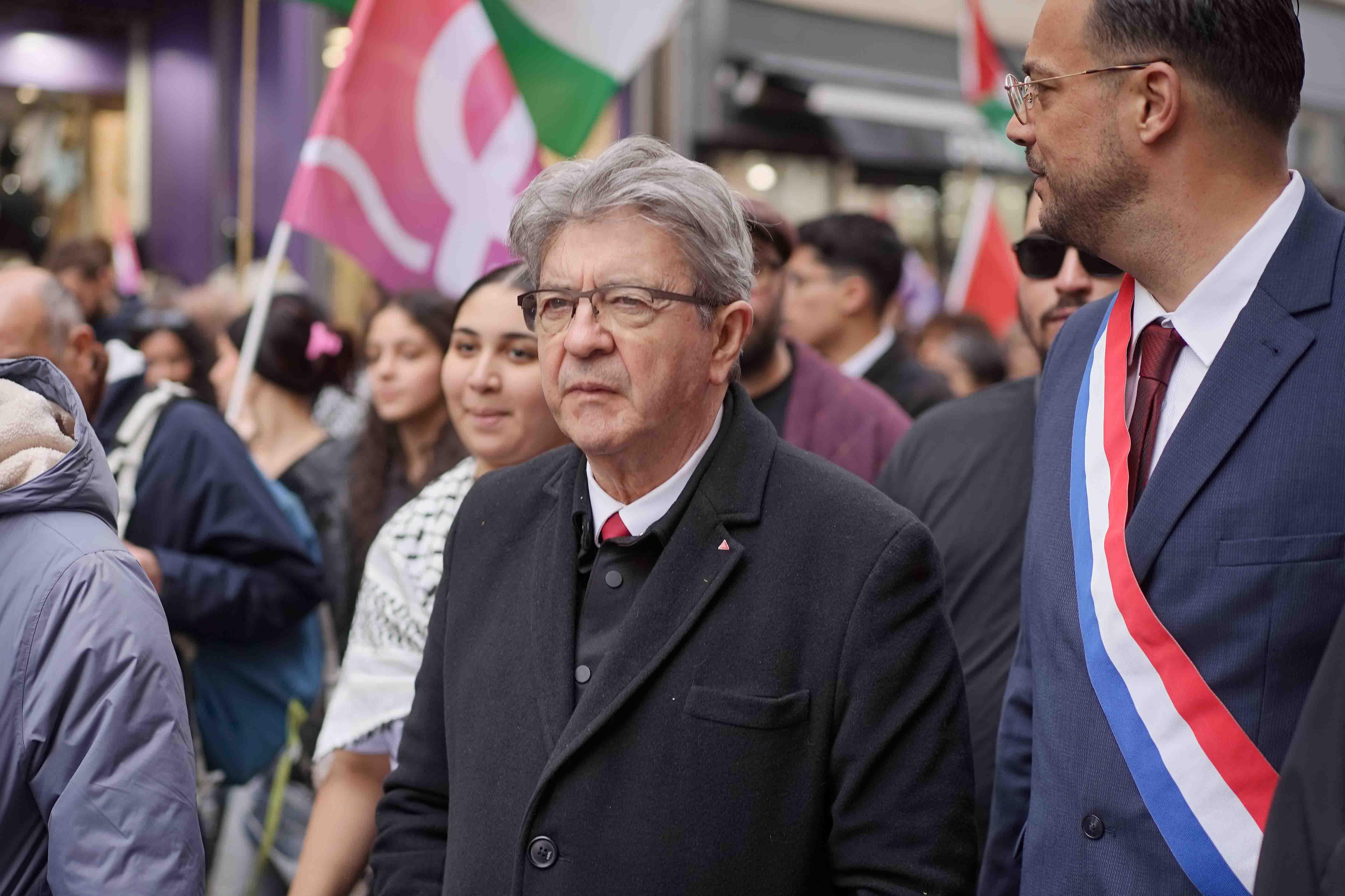«J’ai posé la question à des copines» : Mélenchon explique les raisons de son revirement sur le voile islamique