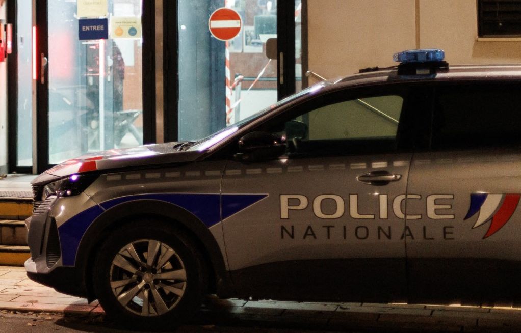 Meuse : Un policier renversé par une voiture riposte avec son arme