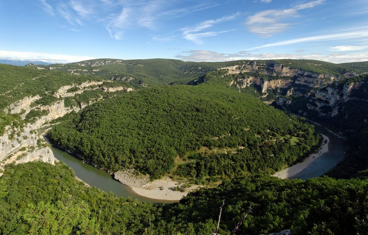 Ardèche : Un ado saute dans une rivière depuis une petite falaise et se tue