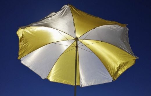 États-Unis : Une jeune sauveteuse survit après avoir été empalée par un parasol
