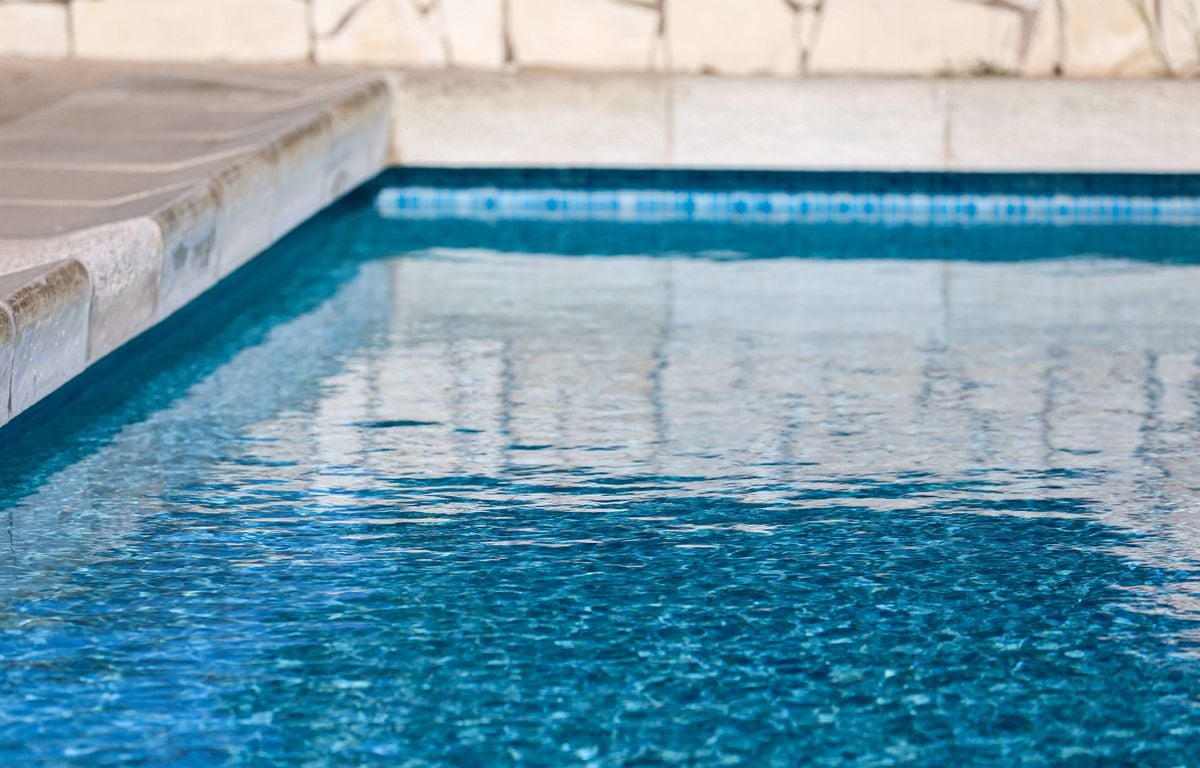 Floride : un passant plonge tout habillé dans une piscine pour sauver un garçon de 6 ans