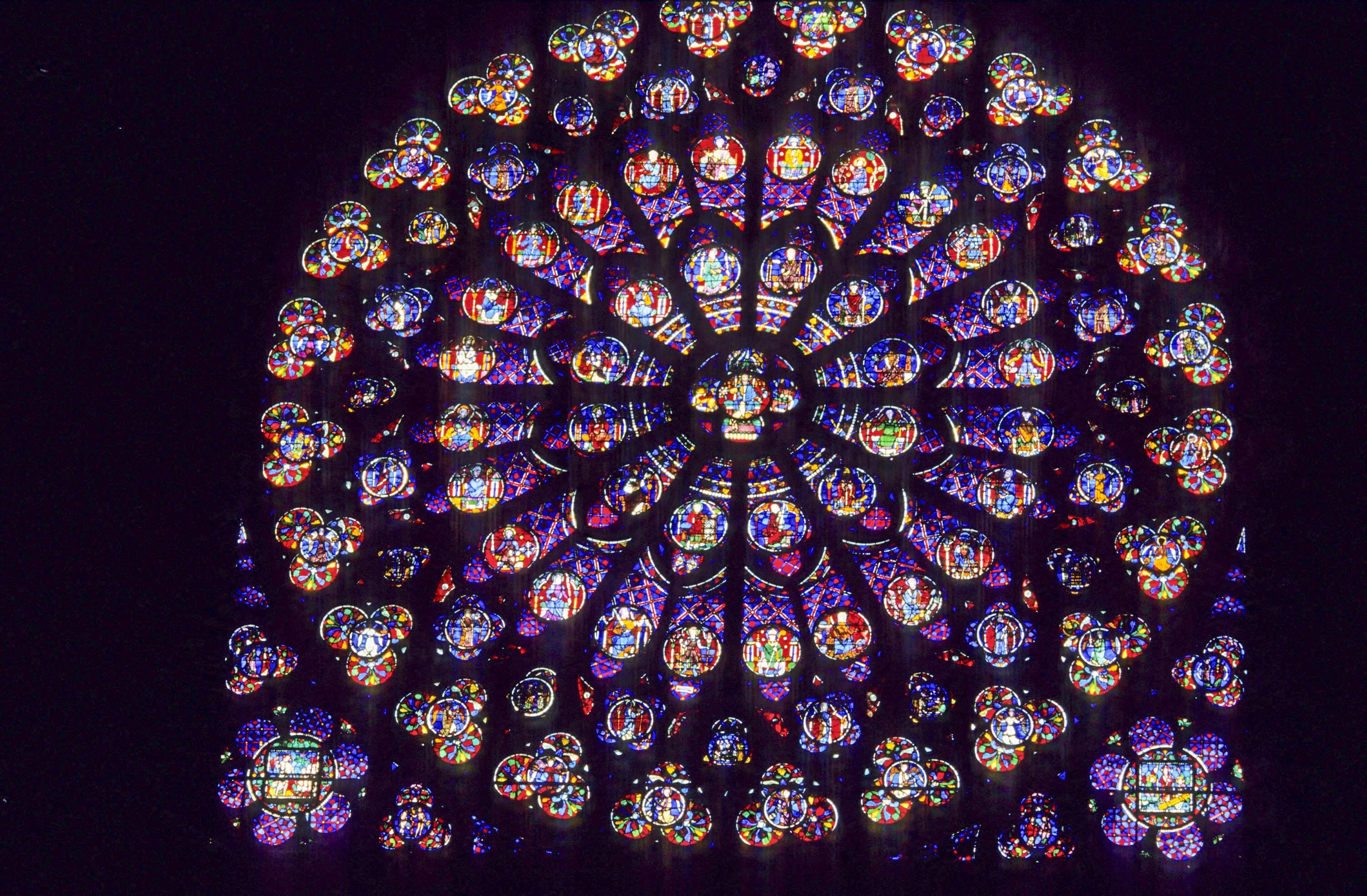 Notre-Dame de Paris : les vitraux contemporains approuvés au forceps