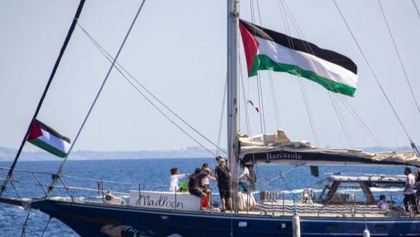 Israël somme l’armée d’empêcher l’arrivée à Gaza du navire transportant Rima Hassan et Greta Thunberg
