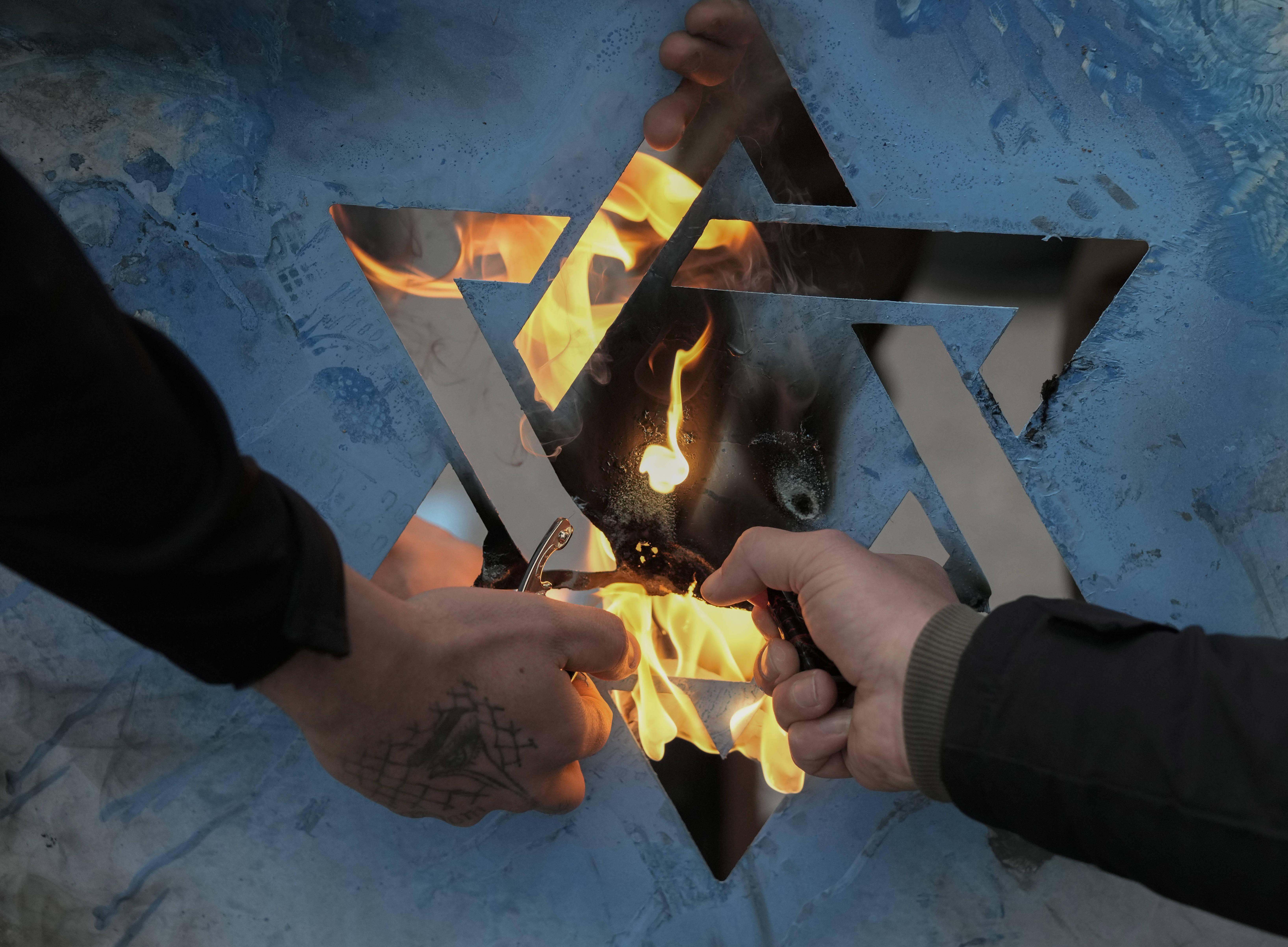 Lyon : une école primaire incendiée, des croix gammées et des étoiles de David taguées