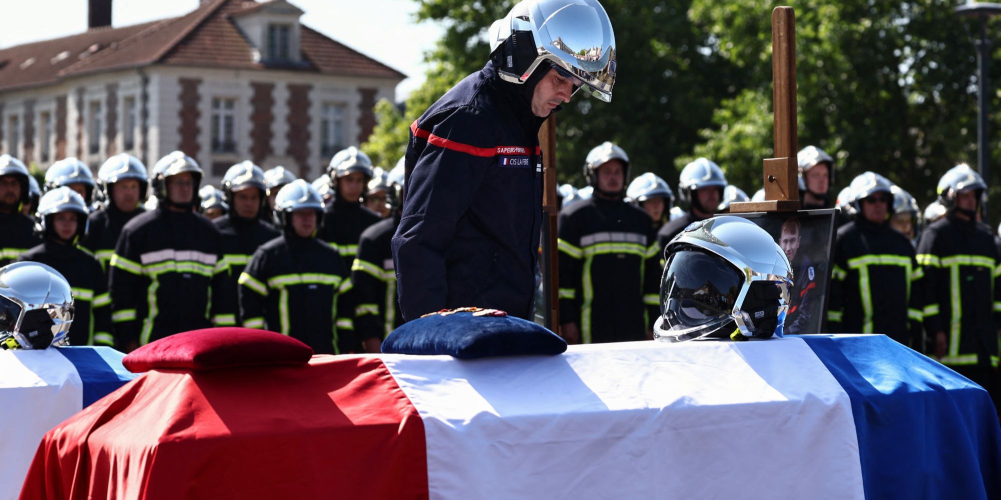 Incendie à Laon : hommage national aux deux pompiers décédés