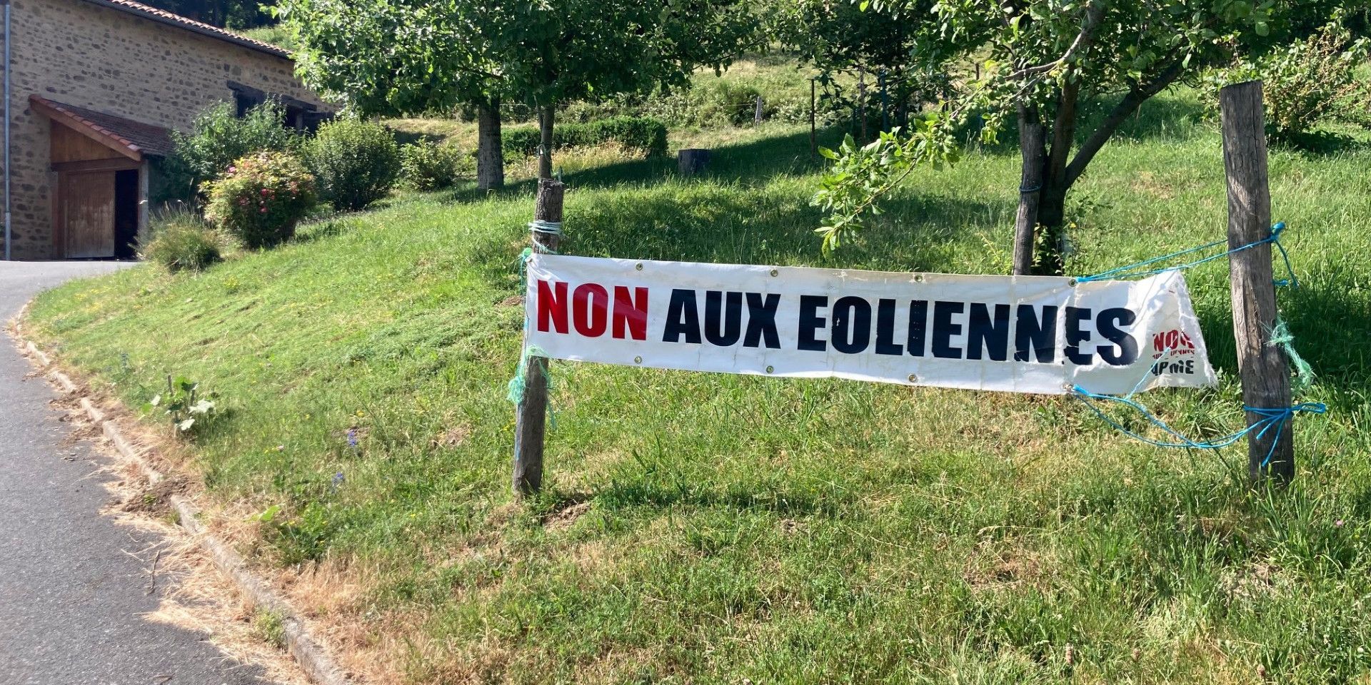 «Je suis très inquiète des nuisances» : dans ce village du Rhône, la lutte des riverains contre un projet éolien