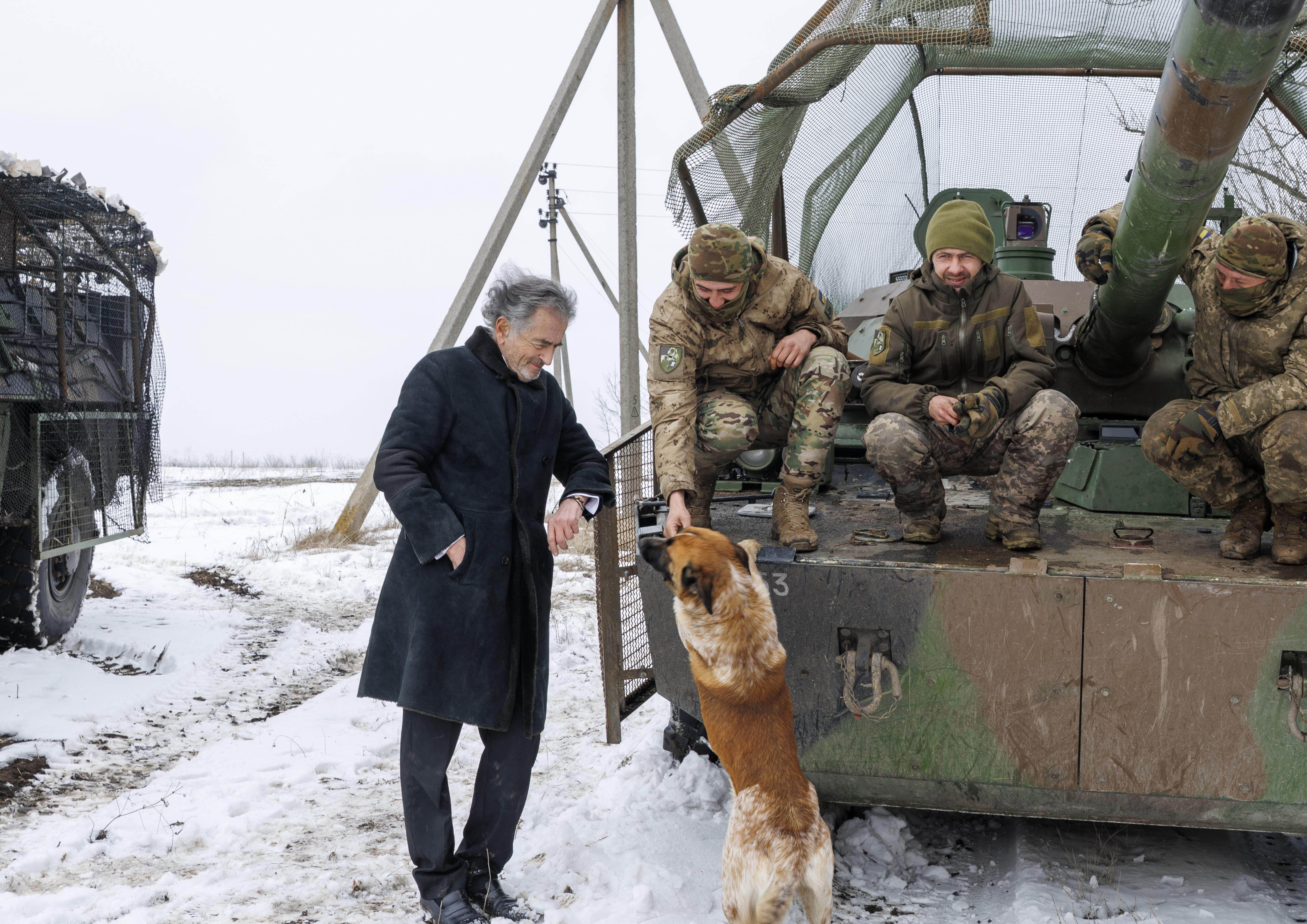 Bernard-Henri Lévy filme la guerre en Ukraine et alerte l’Europe sur le risque d’oubli
