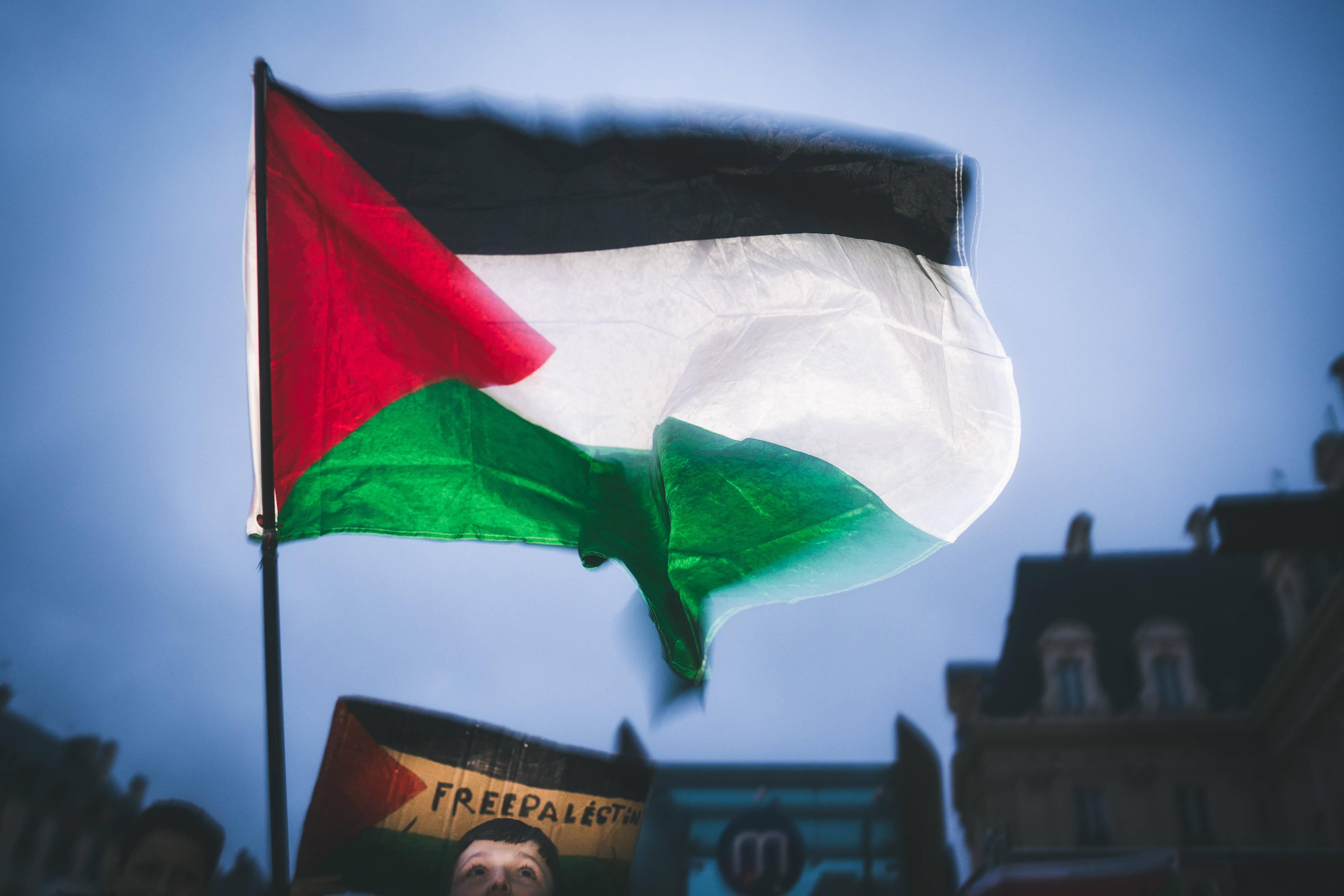 Saint-Denis : la mairie socialiste hisse un drapeau de la Palestine sur l’hôtel de ville