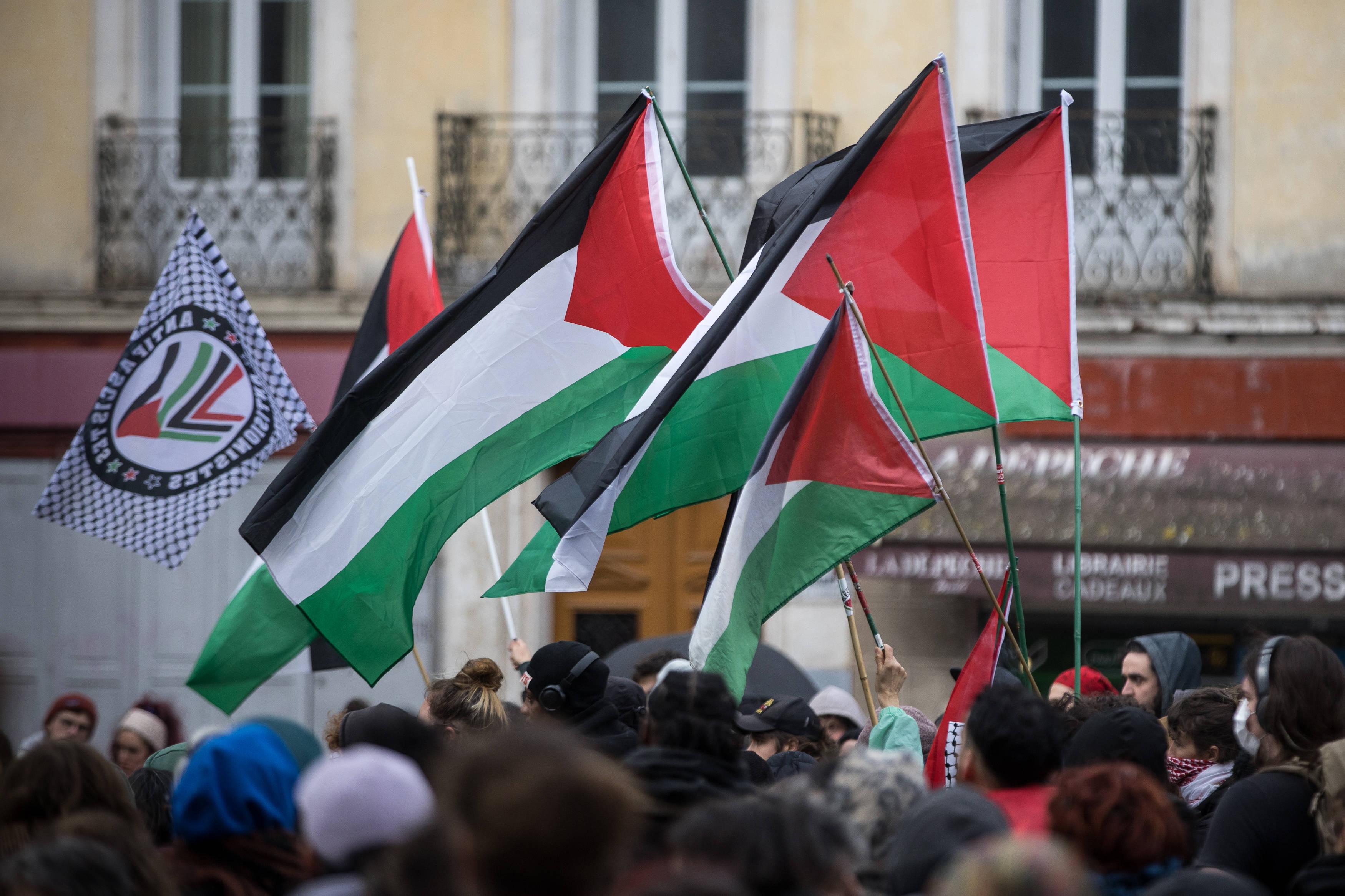 «Symbole des émeutiers» : le maire de Chalon-sur-Saône interdit le drapeau palestinien