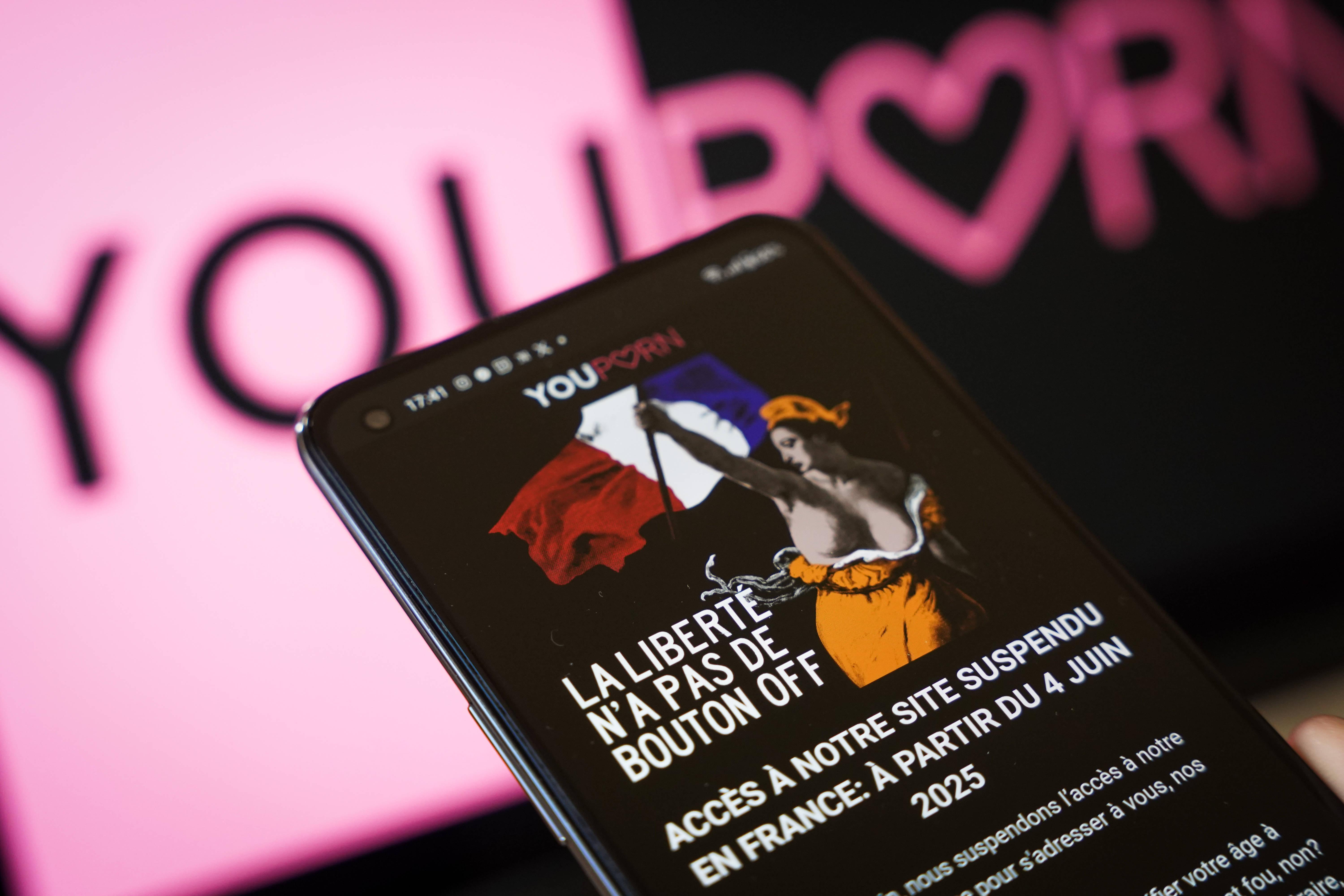 Sites pornos accessibles en France : la justice suspend la vérification d’âge imposée par l’État