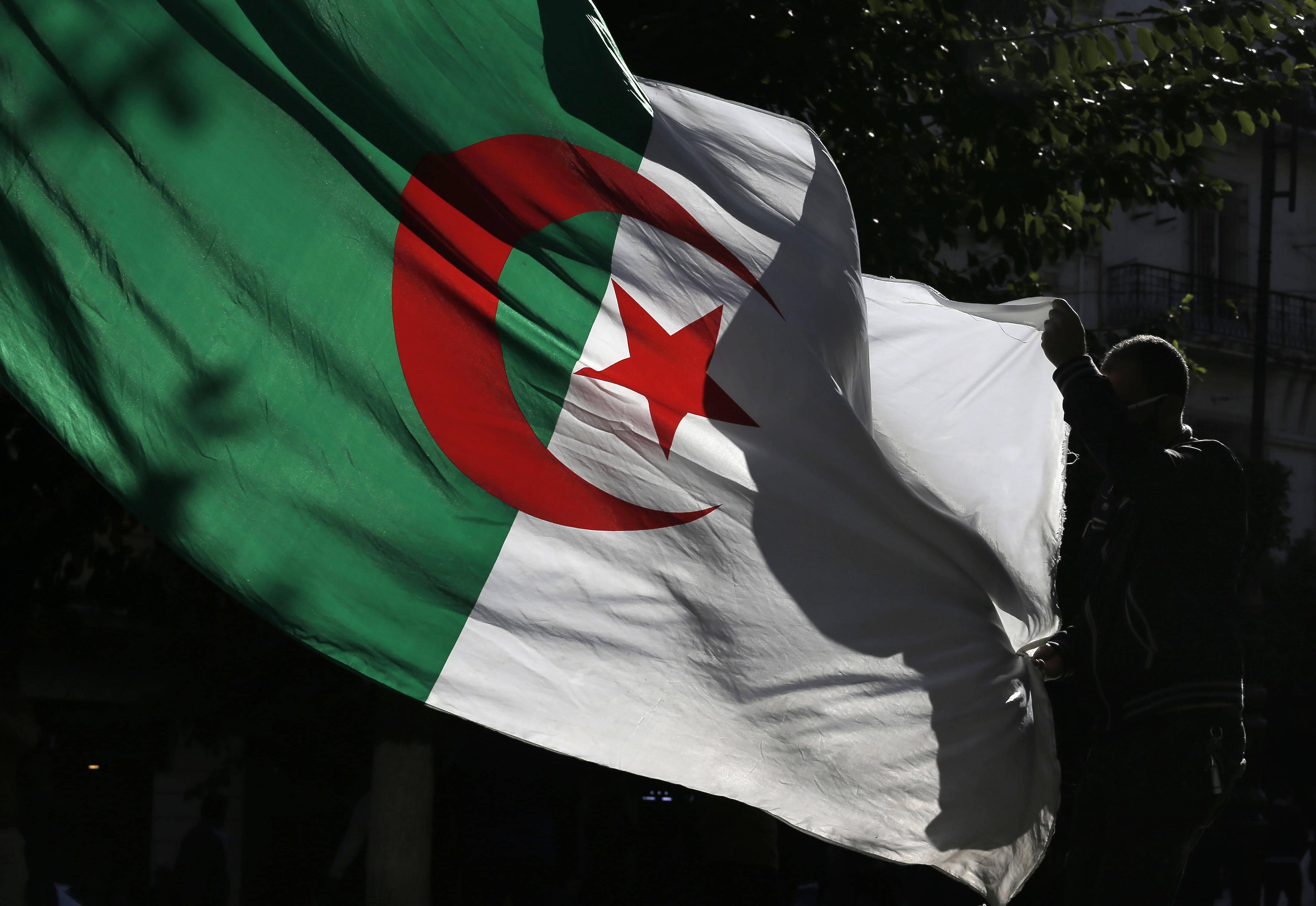 Algérie : un ex-militaire s’immole devant un ministère pour dénoncer les dérives de la justice