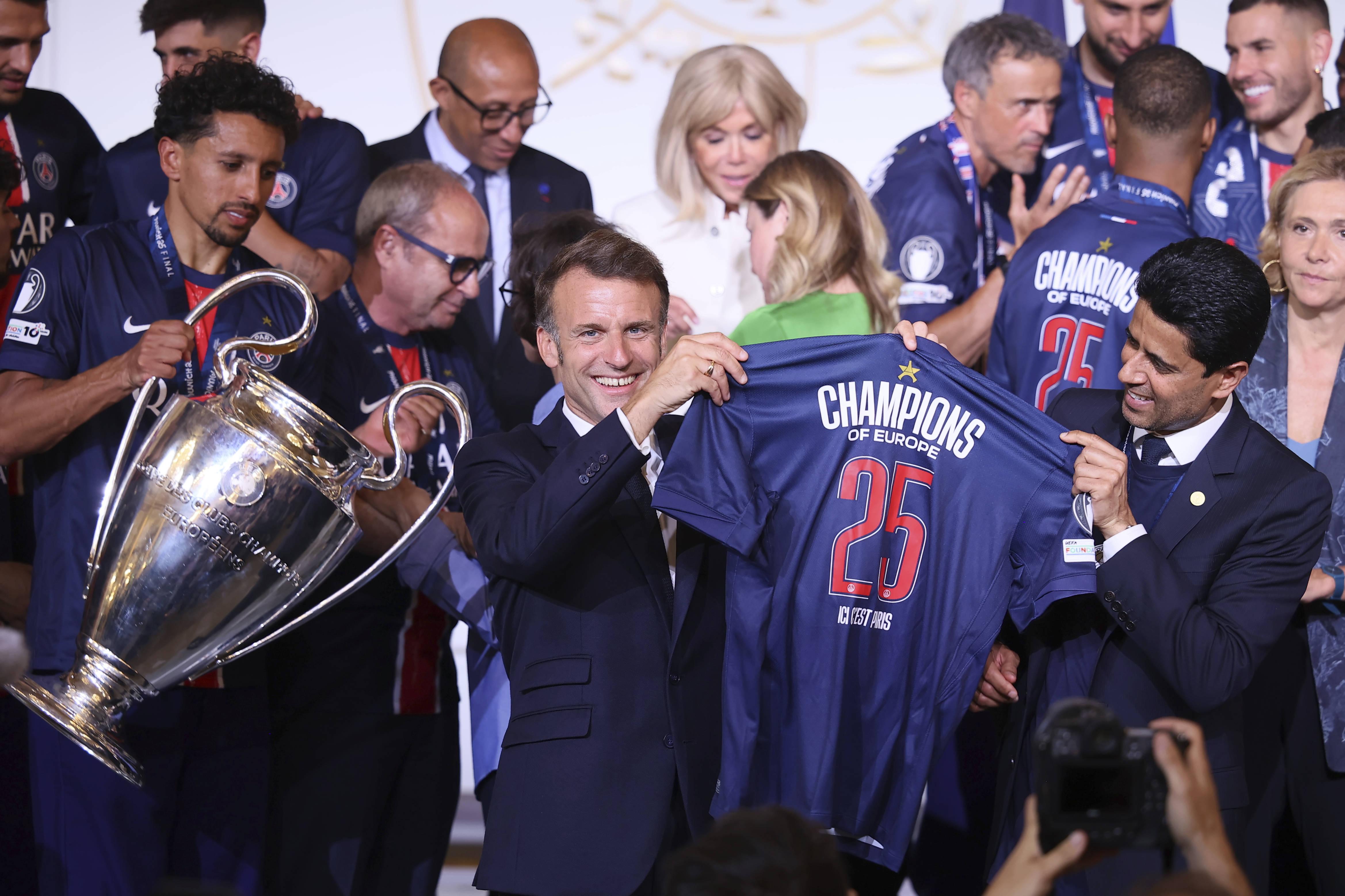 «Champion mon frère !» : le tweet d’Emmanuel Macron après la victoire du PSG sidère les internautes