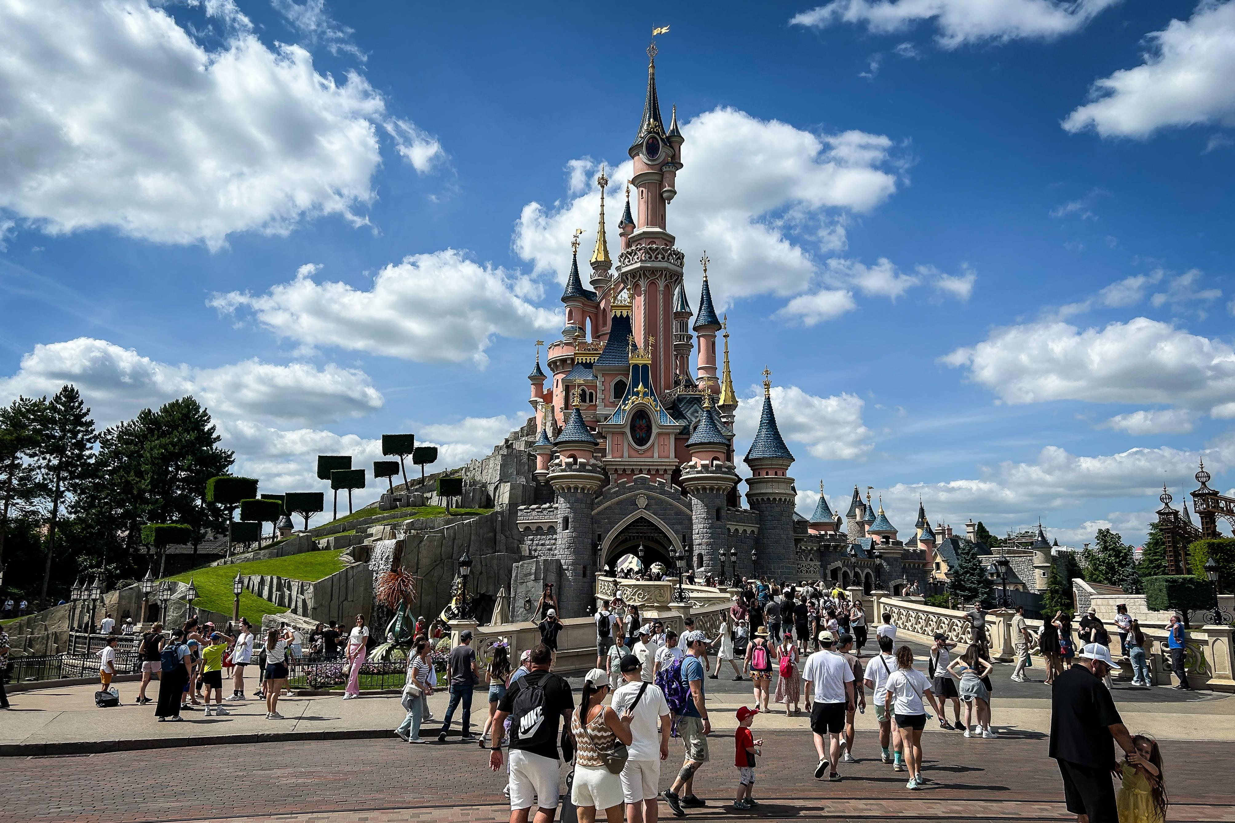 Des étrangers privatisent Disneyland pour un simulacre de mariage avec une fillette de neuf ans