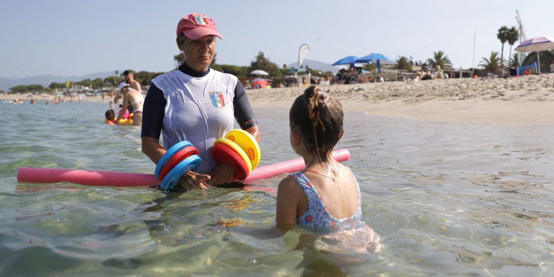Risques de noyade : comment les surveillants de baignade sont-ils formés pour s’occuper des enfants ?