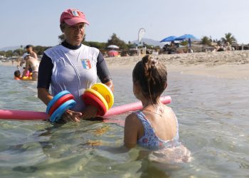 Risques de noyade : comment les surveillants de baignade sont-ils formés pour s’occuper des enfants ?