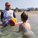 Risques de noyade : comment les surveillants de baignade sont-ils formés pour s’occuper des enfants ?