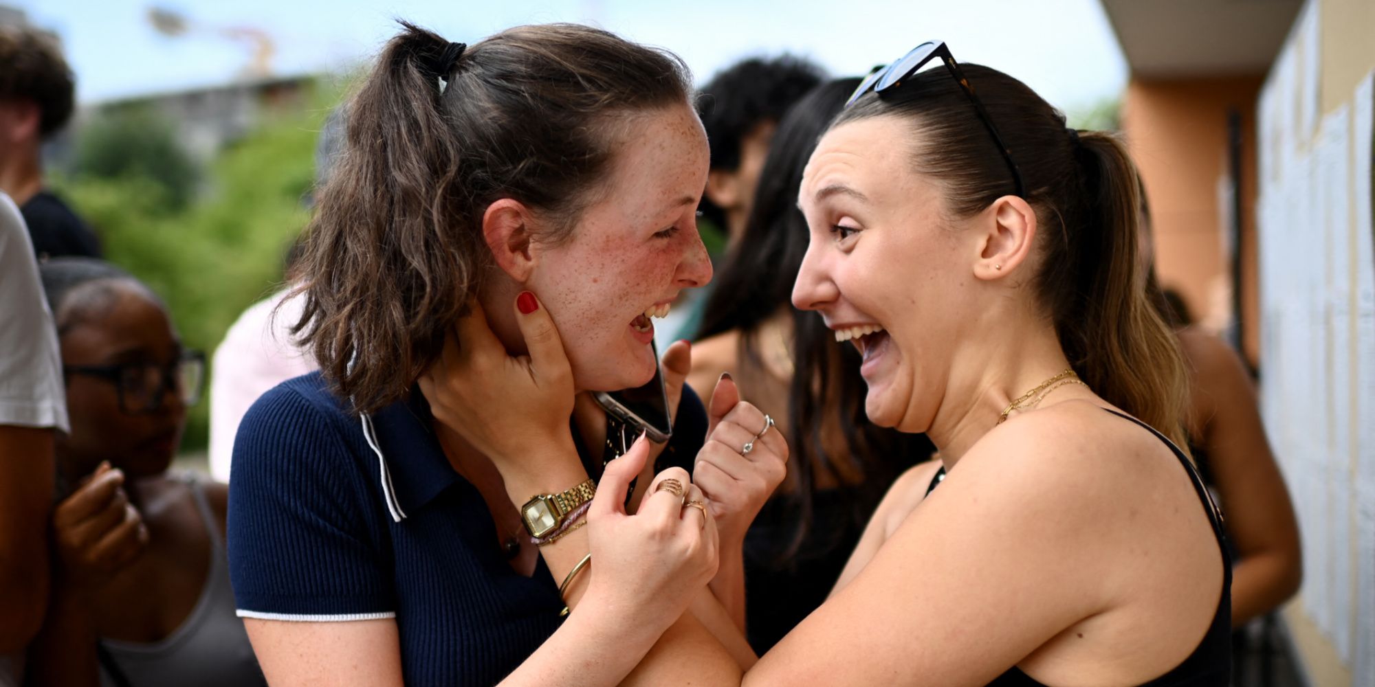 «Je l’ai eu, papa !» : après les résultats du baccalauréat, ambiance de fête et émotion devant un lycée parisien