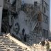 Israël frappe des cibles militaires à Damas et déploie des troupes à la frontière syrienne