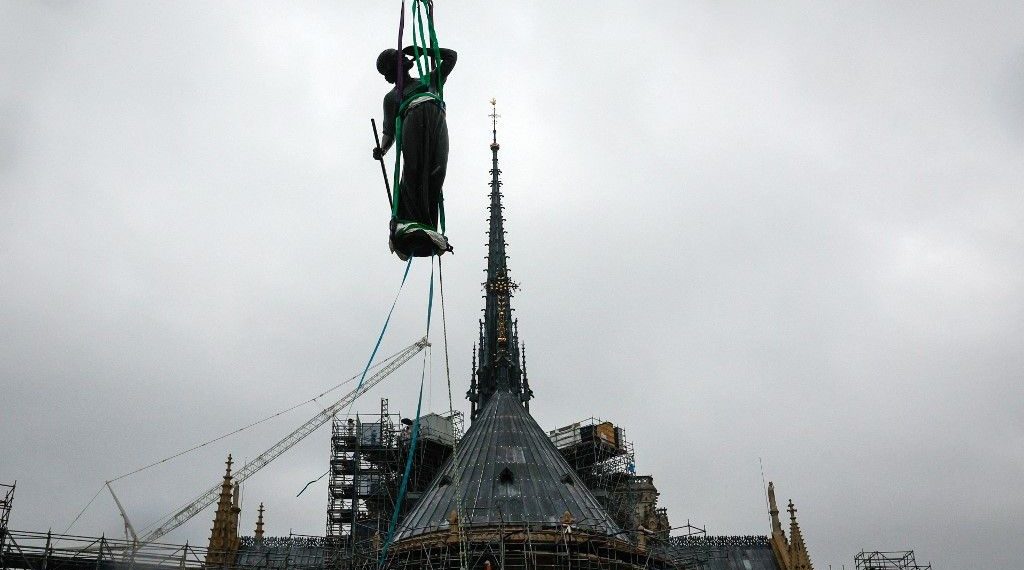 Notre-Dame de Paris : la dernière statue, celle de Saint-Thomas, retrouve la cathédrale