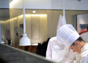«C’est le moment de nous protéger» : le cuisinier Benjamin Schmitt appelle à sauvegarder la cuisine française traditionnelle