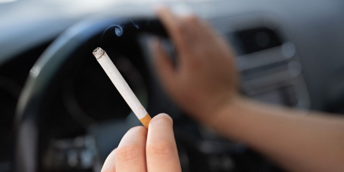 «Un mauvais réflexe» : Vinci Autoroutes veut dissuader les fumeurs de jeter leurs mégots sur les routes de France