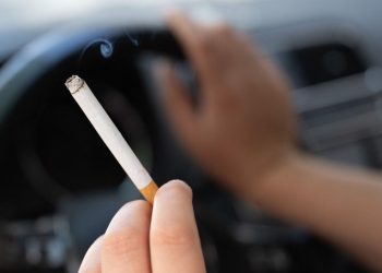 «Un mauvais réflexe» : Vinci Autoroutes veut dissuader les fumeurs de jeter leurs mégots sur les routes de France
