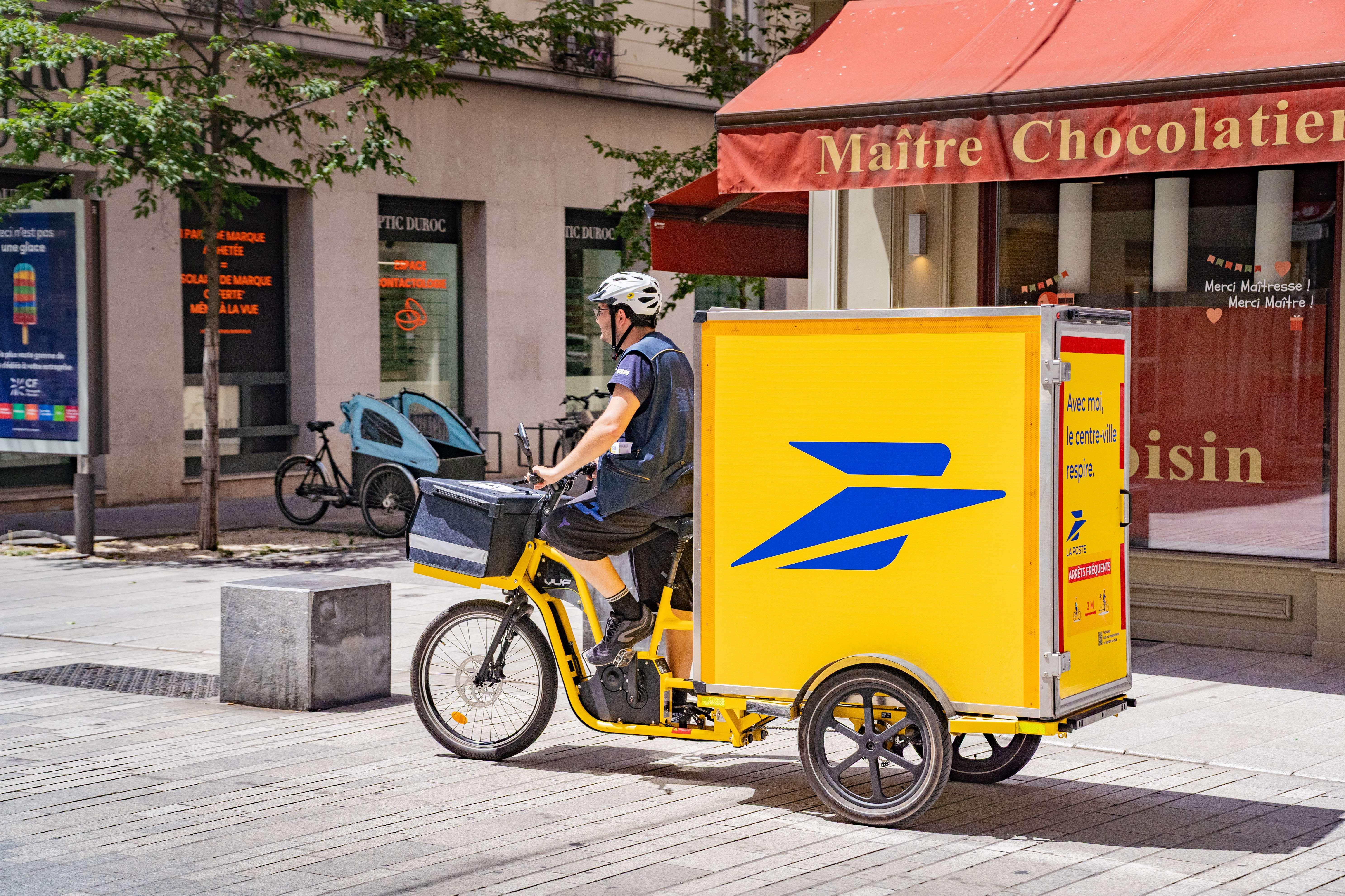 Recyclage des poêles, aide à domicile : quand La Poste fait tout… sauf livrer le courrier
