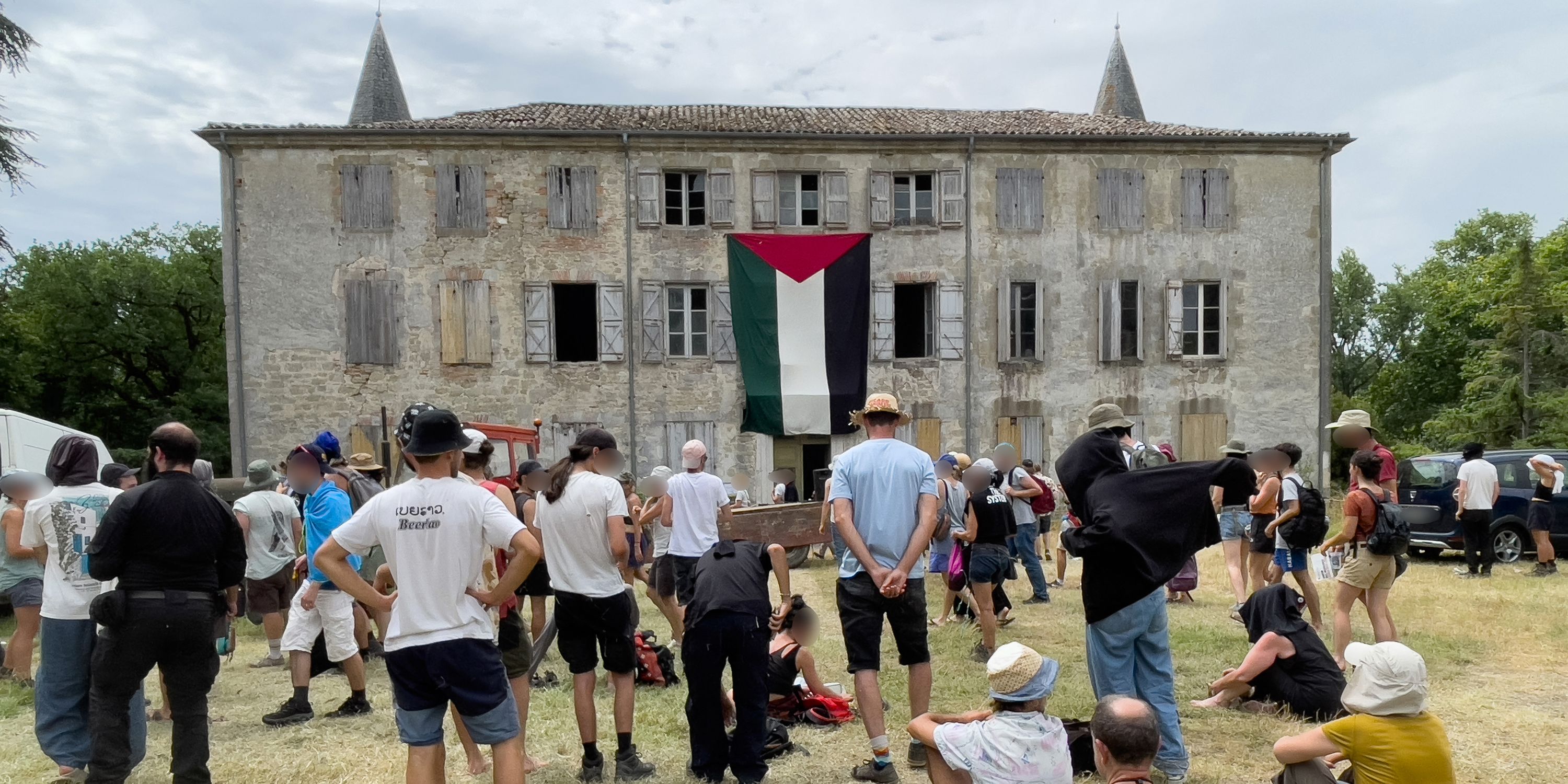 Jets de projectiles, gaz lacrymogène, chants… Les manifestants s’en prennent aux forces de l’ordre sur le chantier de l’A69