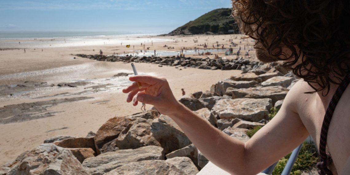 Interdiction de fumer sur les plages : dans le sud-ouest, les sauveteurs et policiers axent leurs interventions sur la prévention