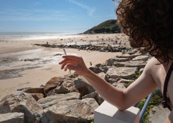 Interdiction de fumer sur les plages : dans le sud-ouest, les sauveteurs et policiers axent leurs interventions sur la prévention