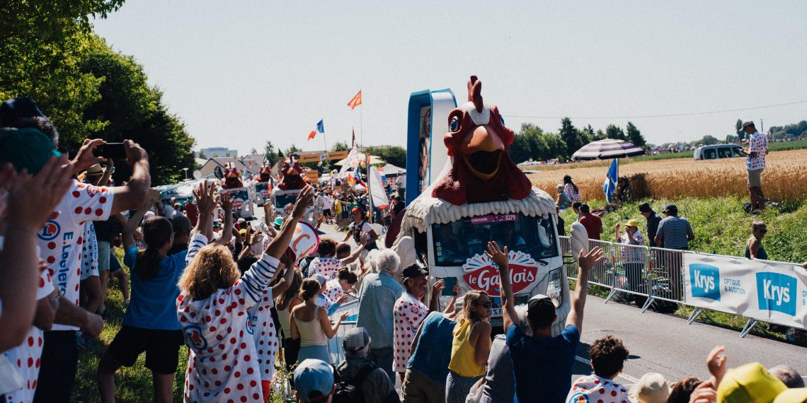 Tour de France : la caravane, cette joyeuse folie tricolore
