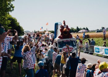 Tour de France : la caravane, cette joyeuse folie tricolore